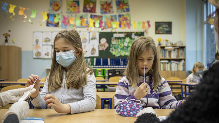 Testováním na covid-19 začíná dnes ve školách nový školní rok