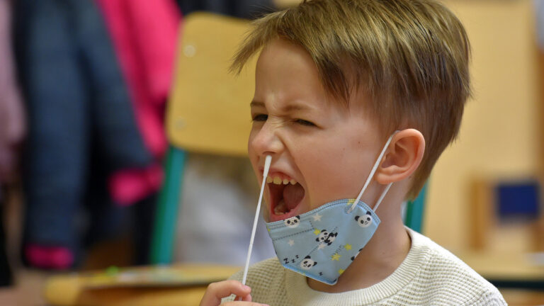 Skončily povinné testy ve firmách i školách, vláda chystá další rozvolnění