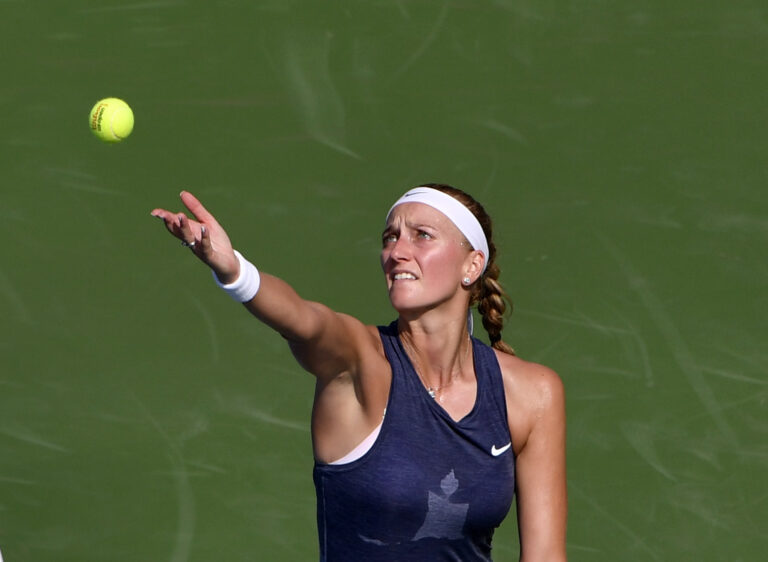 Kvitová bude hrát o semifinále, Nadal a Djokovič uspěli v exhibici