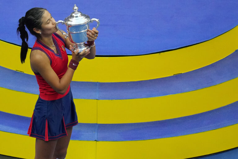 Raducanuová došla na US Open z kvalifikace až k titulu, ve finále porazila Fernandezovou