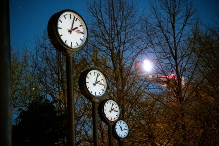 Vláda bude v pondělí rozhodovat o termínech střídání času na dalších pět let