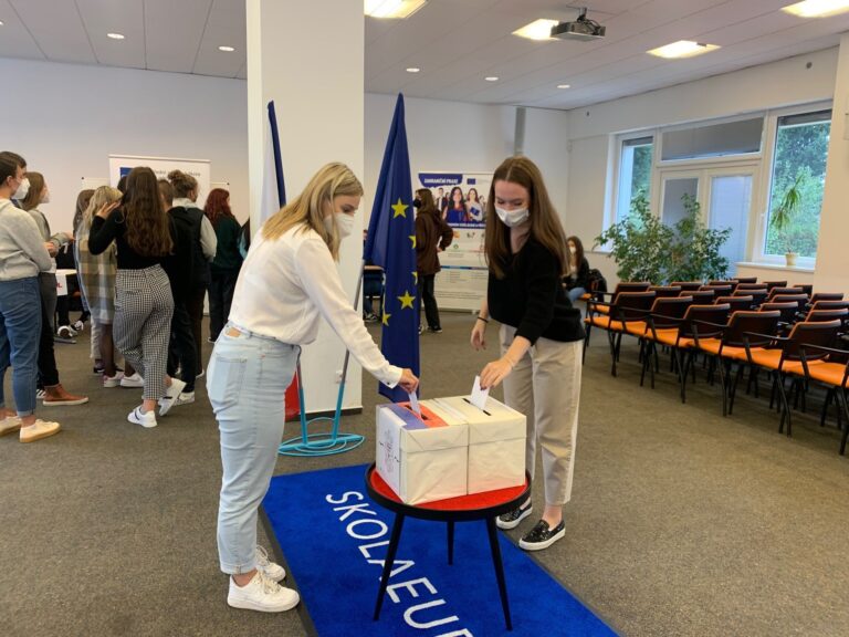 Studentské volby vyhrála koalice Piráti a STAN, na druhém místě je Spolu