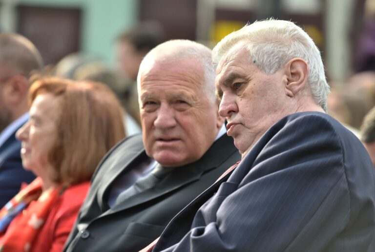 Prezidenta Zemana odvezli do vojenské nemocnice. Leží tam i jeho předchůdce Klaus