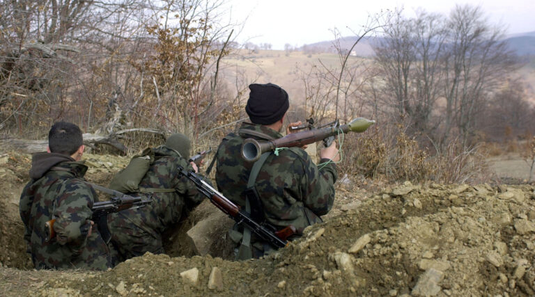 Srbsko táhne tanky k hranicím Kosova. Je možná nová válka na Balkáně?