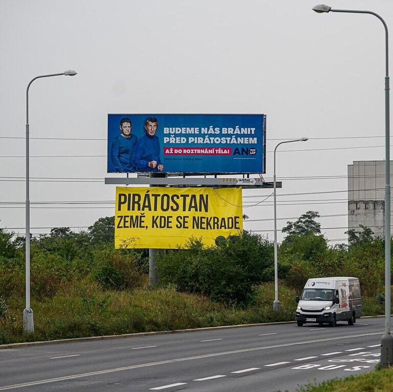 Piráti se zahákli na billboard ANO. Odpověděli na Babišův slib po svém