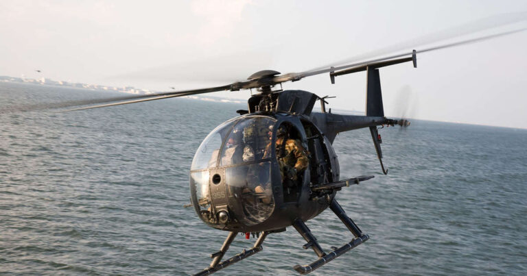 Pět členů amerického námořnictva bylo prohlášeno za mrtvé po nehodě vrtulníku