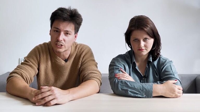 Zloději přitvrzují, pustila se ČSSD do ODS kvůli plánu prodat poštu i dráhy