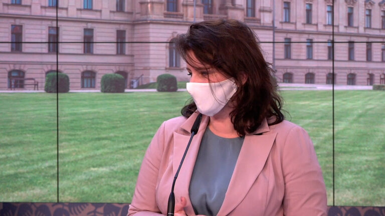 Paní ministryně facebookuje, tak ztlumí mobil. Maláčová kárala Schillerovou