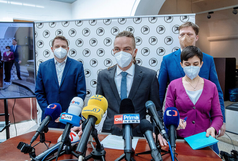 Strany chtějí víc žen v politice. Na přední místa kandidátek je ale netlačí