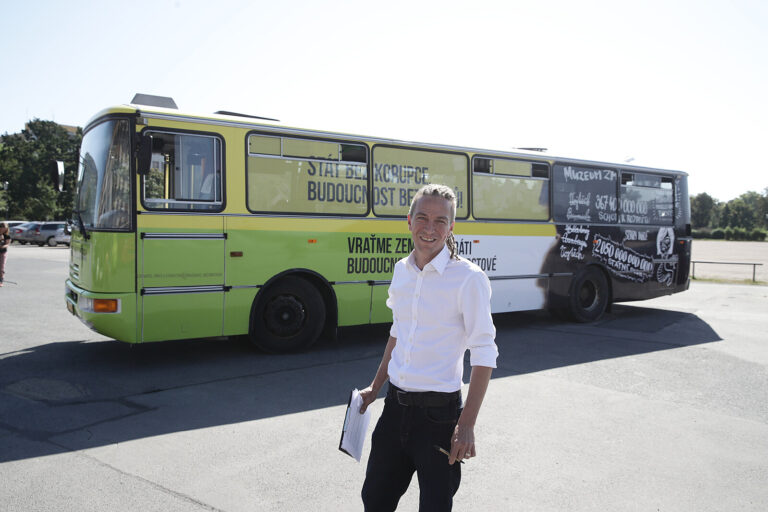 Máme plán, jak nastartovat Česko. Dáme bilion korun do ekonomiky, řekl Bartoš