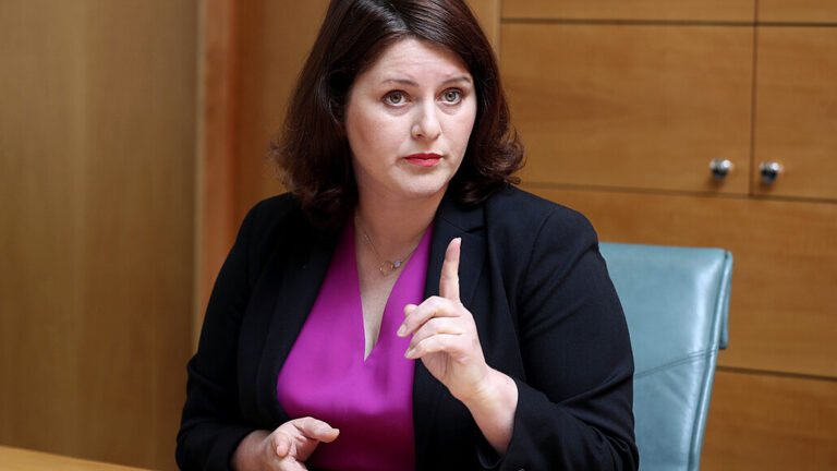 Důchodci trpí hrůzou, ceny bytů se vymykají kontrole, řekla v debatě Maláčová