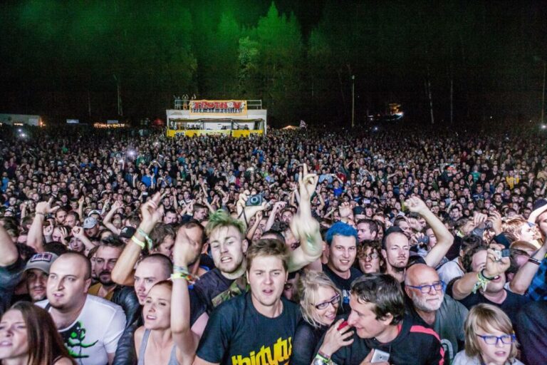 Kulturní a sportovní akce už nebudou omezeny počtem návštěvníků