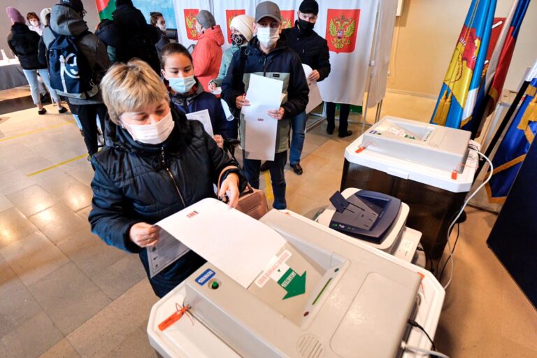Po sečtení poloviny hlasů vede ve volbách do Státní dumy vládní Jednotné Rusko
