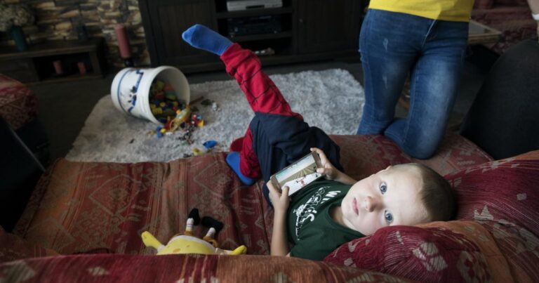 Konec kojeneckých ústavů, víc peněz pěstounům. Senát schválil novelu o sociálně právní ochraně dětí