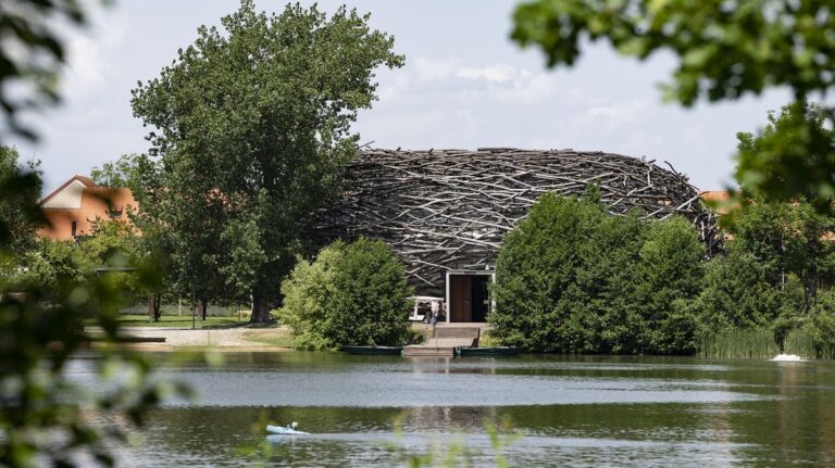 Policie dostala víc času i vyšetřování reklamy na Čapím hnízdě