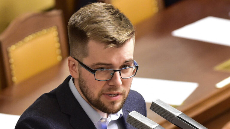 Michálek vyčetl vládě, že rozdává na dluh. Babiš: Jste ekonomický diletant