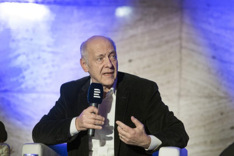 Jacques Rupnik: Velké myšlenky a politické strany se vyčerpaly. Teď vládne politika emocí a tekutý hněv