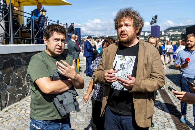 Andrej Babiš mladší řekl: Vytáhni telefon a toč, popisuje incident na mítinku ANO režisér Klusák