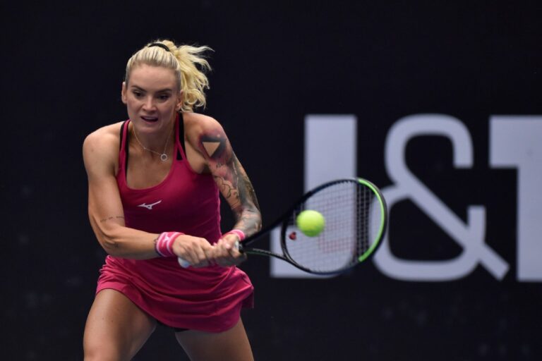 Martinková porazila ve tříhodinové bitvě Siniakovou a stala se první Češkou, která v Ostravě postoupila dál