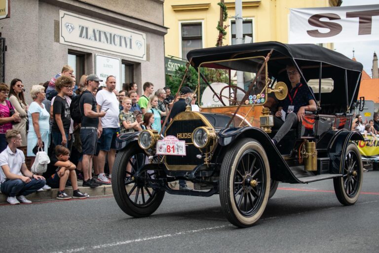 Ze Zbraslavi dnes odstartuje slavný závod historických vozidel