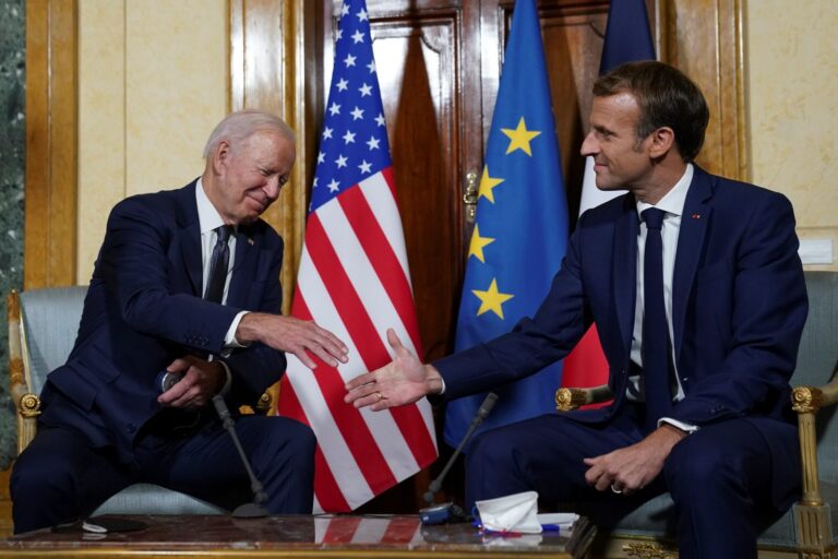 USA se zachovaly neobratně, řekl Biden Macronovi ohledně zmaření zakázky na ponorky pro Austrálii