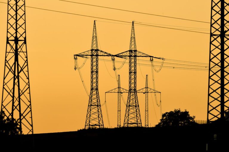 Šéf ČEZu odhaduje zdražení elektřiny o třetinu a plynu o polovinu i víc