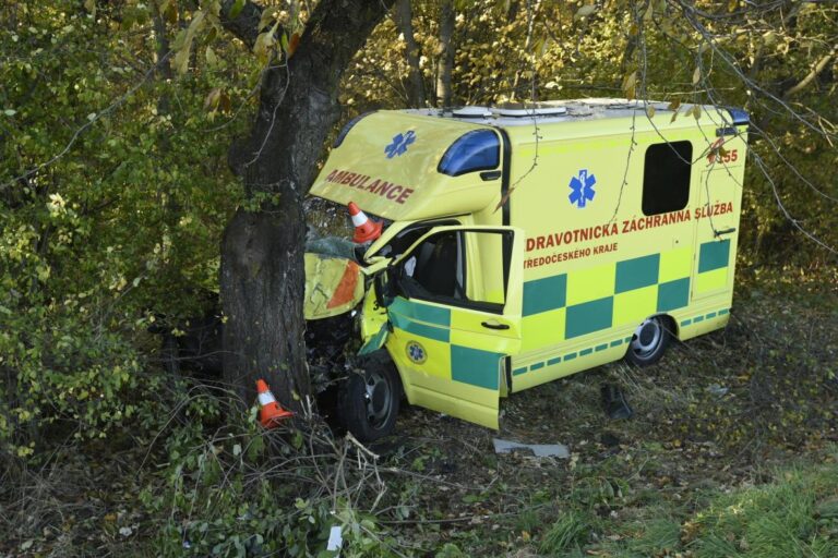 U Nymburka se srazila sanitka s autem, jeden člověk zemřel