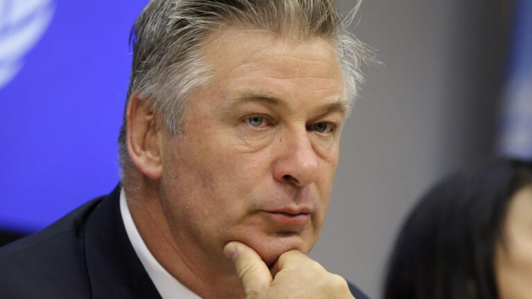 Asistent režiséra, který podal Baldwinovi osudnou zbraň, byl dříve propuštěn