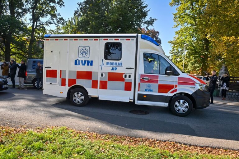 Sanitka odvezla prezidenta Zemana do nemocnice. V Lánech se předtím setkal s Babišem