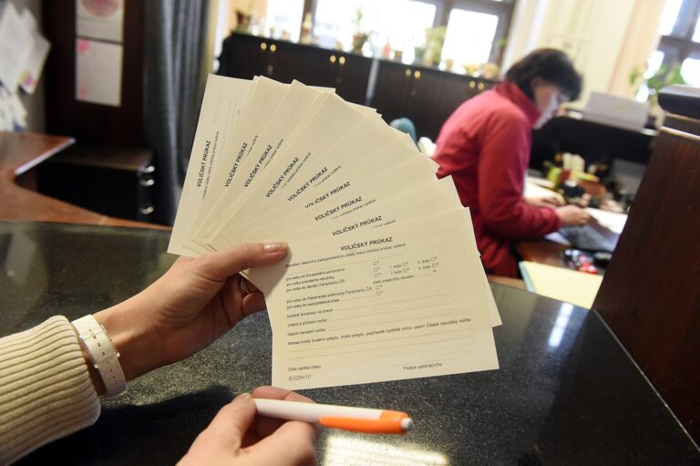 O voličské průkazy je enormní zájem, mladí využili datové schránky