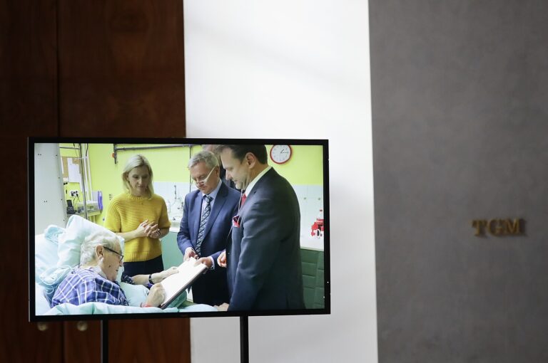 Zeman byl přeložen na jiné oddělení, kde bude moct přijímat návštěvy