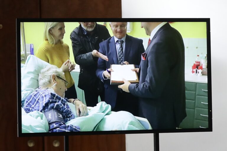 Zemanovi je lépe, nemocnice ho přesunula na běžný pokoj