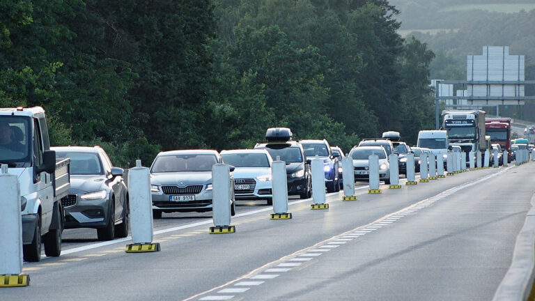 Úsek D1 u Mirošovic se o víkendu zavře, obří jeřáb za noc namontuje most