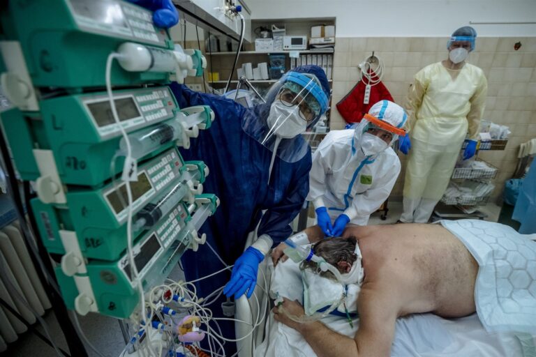 Adepti do nemocnice s covidem. Dva ze tří Čechů mají nadváhu či jsou obézní