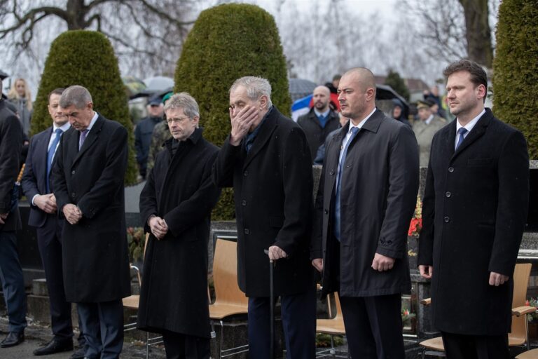 Babiš mluvil se šéfem ÚVN o Zemanovi, Vystrčilovi stačí hradní tweet