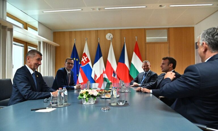 Šéfové států EU jednají o posílení vojenské spolupráce i o cenách energií