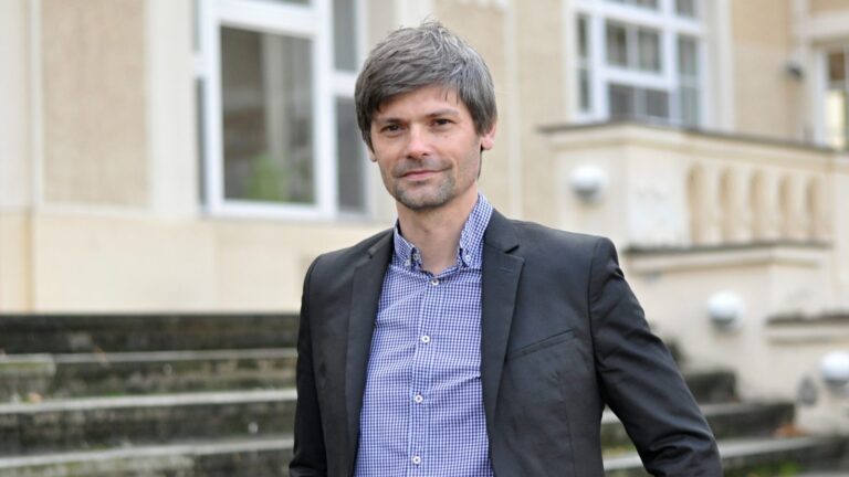 I Češi v zahraničí mají právo volit a korespondenční volba je způsob výkonu jejich práva, říká Hilšer