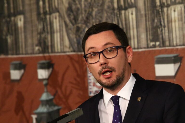 Ovčáček: Prezident potřebuje klid na léčbu. Jeho hospitalizace ale povolební vyjednávání neohrožuje