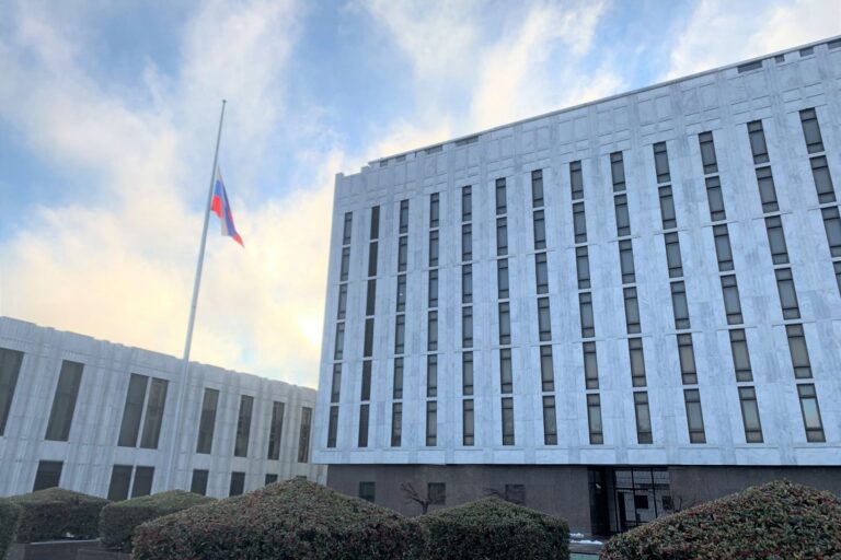 Vyděděnec jménem Rusko. Spojené státy vyhostí tři stovky ruských diplomatů.