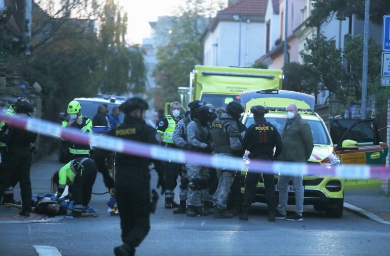 Po střelbě ve Strašnicích zemřel člověk, mrtvý je i střelec