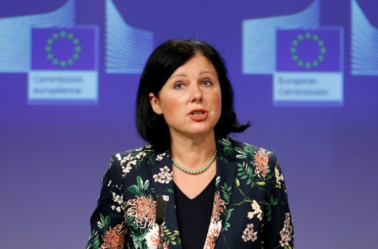 ‚Nekontrolovaná soutěž špinavých a neprůhledných metod.‘ Jourová chce regulovat politickou reklamu