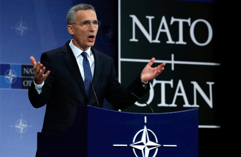 Stoltenberg: Země NATO dodají Ukrajině více zbraní, válka může trvat měsíce