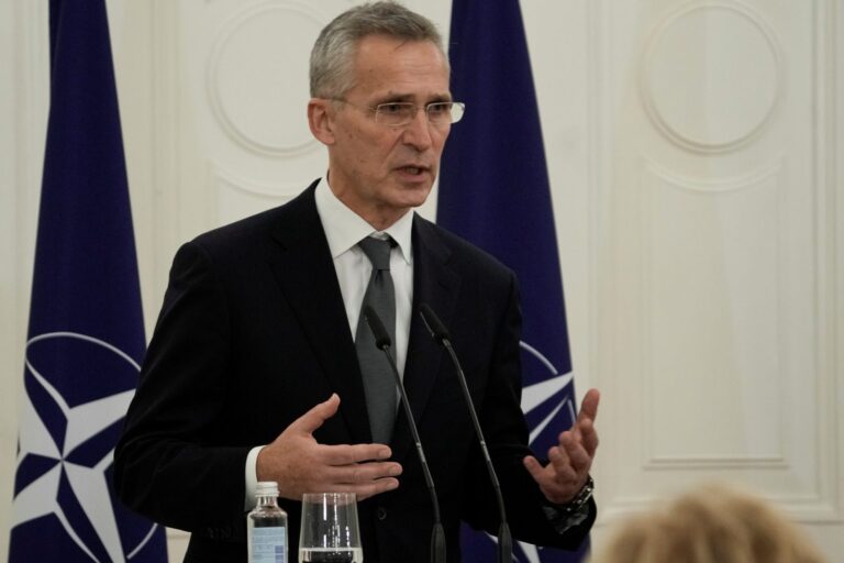 Stoltenberg pohrozil Rusku politickými důsledky, pokud neuklidní situaci na hranicích s Ukrajinou
