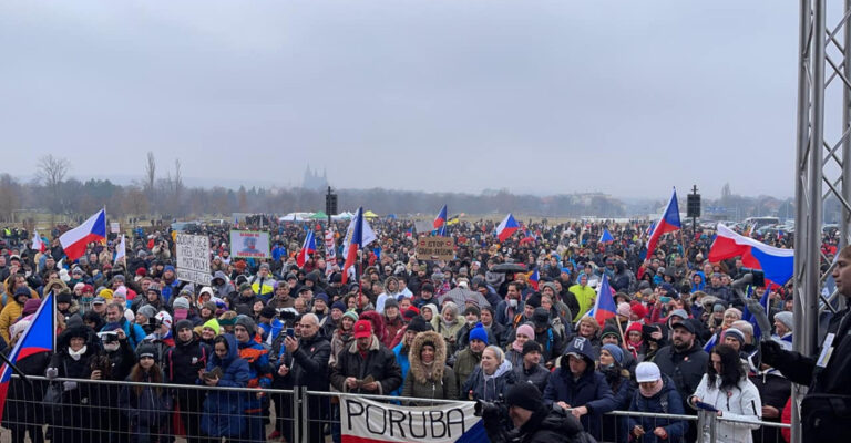 V Praze se sešly asi 3000 odpůrců protiepidemických opatření