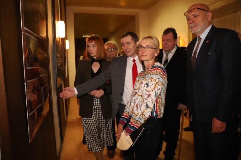 Cynismus a provokace pod rouškou dobra. Válka za pravdu nebo lež zabalená do pražské reality