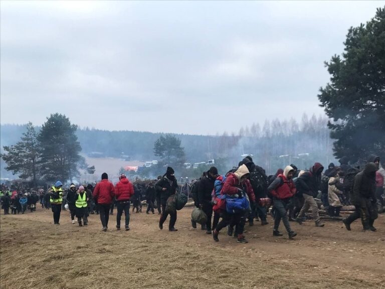 Bělorusko vyklidilo tábory migrantů u hranic s Polskem