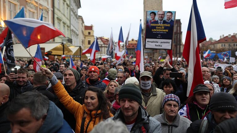 Tisíce lidí v Praze porušovaly opatření, akce byla podle úředníka v pořádku