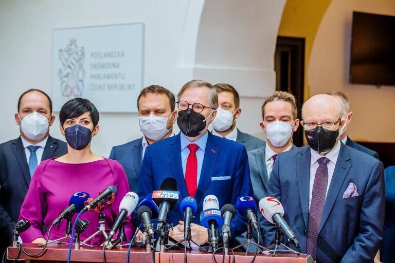 Příští vláda: Nutná bude třetí dávka po 6 měsících, jinak lidi čeká PCR