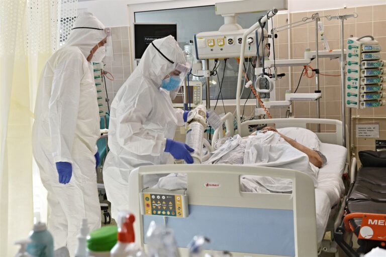 České nemocnice převzaly dva těžce nemocné pacienty s covidem z Rumunska