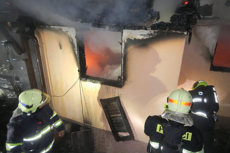 Při požáru chaty v Pňovanech našli hasiči uvnitř dva mrtvé lidi